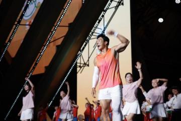 火把映舞步，银龄绽芳华——蒙牛悠瑞《劲舞开跳吧！》燃动西昌火把广场，全民开跳！